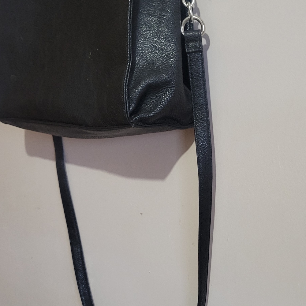 Black Leather Handbag with Padlock Accents Arm or Strappy purse - Picture 2 of 11